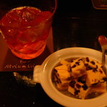 バー アトリウムギンザ - カンパリとジンが織り成す複雑な味、ネグローニ。自家製レーズンバターを添えて