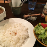 シーサー  - チーズカレーセットに一人前サラダをつけて