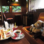 cafe マロニエ - とても穏やかな雰囲気だねぇ。
      窓の外はまるで絵画みたいでしょう。 