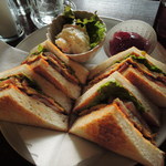 cafe マロニエ - ボキらが注文したのは、トーストサンドブランチ 950円 
      ドリンクはホット珈琲とアイス珈琲に。 