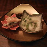 縁の鈴なり - お通し三種盛り（アオリイカの鉄砲和え・柿の和え物・ピリ辛蒟蒻）