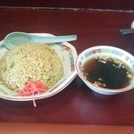 ラーメン大学 - チャーハン普通盛り、醤油ベースのわかめスープが付きます、こちらも本当に旨い!