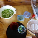 Kinomise - つゆ、薬味、サービス品、水を自分でテーブルへもって行く。