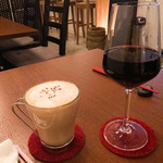 ビーダブリュー カフェ - ハウスワイングラス赤、ホット蕎麦茶ラテ