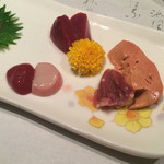 じどりや 穏座 - 右から　白肝、雌の心臓、雄の砂肝、雌の脾臓、雄の白子