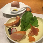 じどりや 穏座 - ライ麦パンにカンボシアの生のオリーブ　ささみのジンジャー、ムネ、モモ　リンゴチップのスモーク　金柑のマーマレード添え