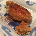 じどりや 穏座 - 雌の手羽先、山山葵添え　→醤油の薫りを楽しむため、こちらのみ電気焼き