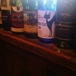 ラパン・アジル - ワインボトルも細かいことを除けば素敵です