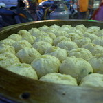 景美上海生煎包 - 蓋を撮ると、カリカリジュワッ！と焼き上がり。