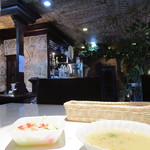 セットのサラダとスープ