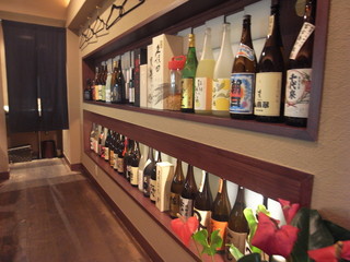心屋 - 日本酒は常時16種類以上。鮮度が命である日本酒は、高い回転率ゆえに日々違うお酒をラインナップ。毎度ご来店されても飲み飽きない旨い酒と和食をしっとりお楽しみください。