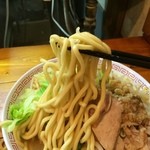 ラーメン ぶん - イチロー大盛、麺持ち上げ