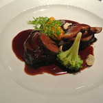 ラ・トルテュ - 牛ホホとセップ茸
      赤ワイン煮込、ニンジンのピュレ