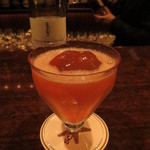 バースカーレット - ライチとワイルドエルダーリキュール、ザクロのカクテル