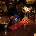 バースカーレット - 温められているグラスとアルコールを飛ばしているリキュールと…