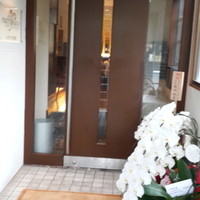 ラッフィナート - 何周年かのお祝いですかね。綺麗な蘭が飾ってありました。帰りにココで娘達と写真撮ってくださいました。