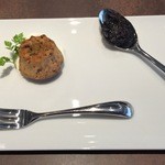 ル ボークープ - ブータンノワール林檎ジャム添えとベーコン＆オニオン入りのプチクグロフ