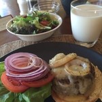 FOUR SEASONS RESORT BALI AT JIMBARAN BAY - ルームサービスのハンバーガー