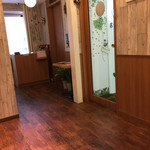 gram 元町店 - 店内から入り口を眺めたところ