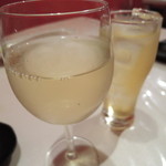 h Izakaya Sendou Kombi - ドリンクは適宜注文してて、
      たまたま写真に撮った、
      白ワインと梅酒なノンアルコール。