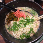 博多とんこつ 天神旗 - 替え玉 ハリガネ 紅生姜 辛子高菜 トッピング (o^^o) にんにくも替え玉のタイミングで投入します（笑）