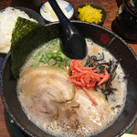 博多とんこつ 天神旗 - 老醤油とんこつ バリカタ にんにく海苔トッピング ごはんセットd(^_^o) いつものパターンです（笑）