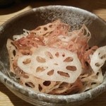 いなせ 寅”衛門 - お通しはレンコンチップとバイ貝の煮物(201511)