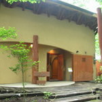 森の中のレストラン こどう - バイパス(国道18号線)沿いとは思えない環境。