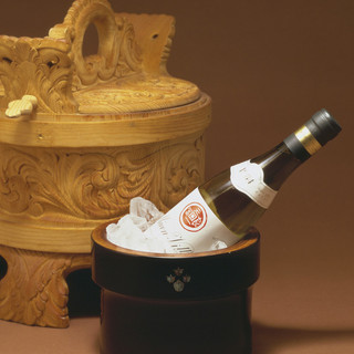 Tenichi - 数百種類のワインを常時取り揃えています。セレクトは常駐のソムリエにご相談を。