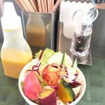 らぁ麺 胡心房 - 芸術的に美しいサラダさん♪
                                お隣は手作りドレッシング♪