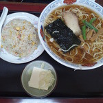 中華料理 太平軒 - 同行者のラーメン半チャーハンセット　600円税込