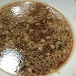 Sampoutei - 煮干し中華のスープ
                        チェーン店なので到底本場の燕三条系ではなく
                        けっこうくどい脂で飽きました...(~O~;)