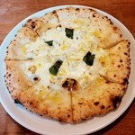 akamichi pizza - 4種のチーズピザ 1,100円