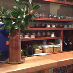 まつや - カウンター奥には、素敵なカップが揃っています。