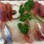 若松食堂 - おさしみアップ (大葉を取り除いて撮影)