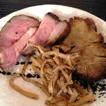 叉焼はローストポークと炭焼き叉焼