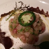 イノーヴェ - メカジキのタルタル仕立てアップ：ハラペーニョのトッピング