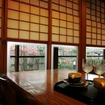 Furenchi Shouan - 厚さが均一でない窓から臨む景色も雰囲気良し。