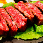 SATOブリアン 本店 - さきほどのかたまりハラミ。
                                中はレア〜で♪( ´▽｀)