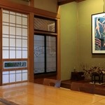 Furenchi Shouan - 寄木細工のような格子の入った窓や調度品も面白い。