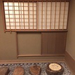 京懐石 吉泉 - にじり口から個室に入ります
