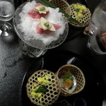 京懐石 吉泉 - お造り(リンゴスライスの上に山葵)