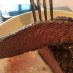 ビュッフェレストラン スリユン - サーロインステーキの断面