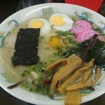 博多ラーメン八千亭 - デラックスラーメン（７００円）