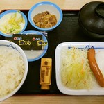 松屋 - ソーセージエッグ定食（プレミアムミニ牛皿）