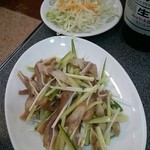 華美 - 生ビールEセットの豚耳とサラダ
