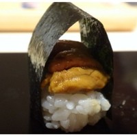 鮨 木島 - バフンウニ・・こういう盛り付け初めてですよ。
                雲丹的には普通の品ですが、バフンウニ特有の旨みがあります。
