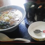 お食事処・味処 やまびこ - ラーメン（５００円）　おにぎり２個（１５０円×２）