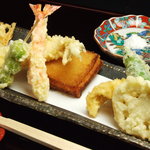 与太呂 - 軽くさっくりとした衣が特徴の天ぷら。沖縄産の天然塩でどうぞ。