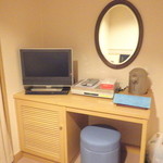 さんふらわあ レストラン - デラックスルームデスク周辺　左から液晶テレビ、DVD・CD・VHSプレーヤー、電気ポット、テレビの下は冷蔵庫